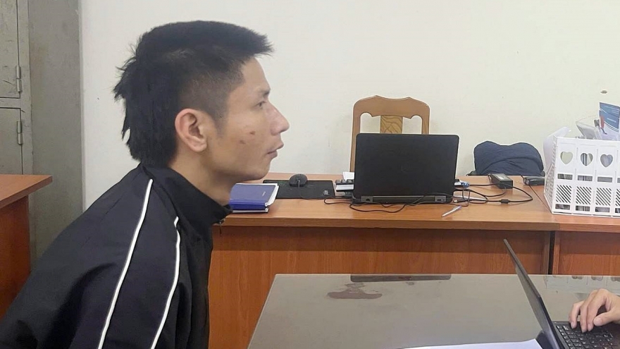 Tạm giữ đối tượng cầm dao bắt người đi đường quỳ lạy ở Hà Nội